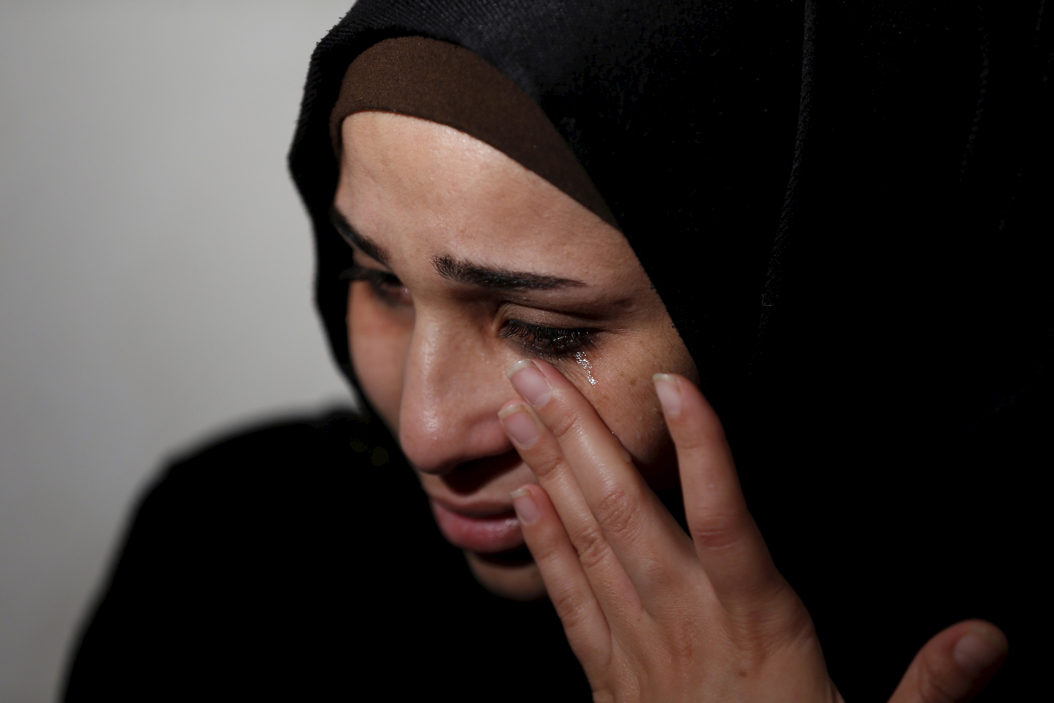 Мусульманские плачет. Мусульманка плачет. Слезы мусульманки. Женщина в Исламе. Мусульманская женщина плачет.